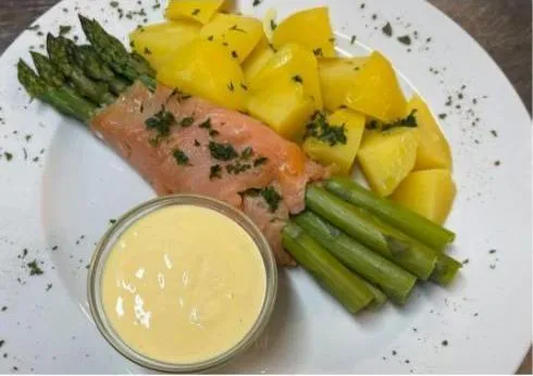 Grüner Spargel im Lachsmantel