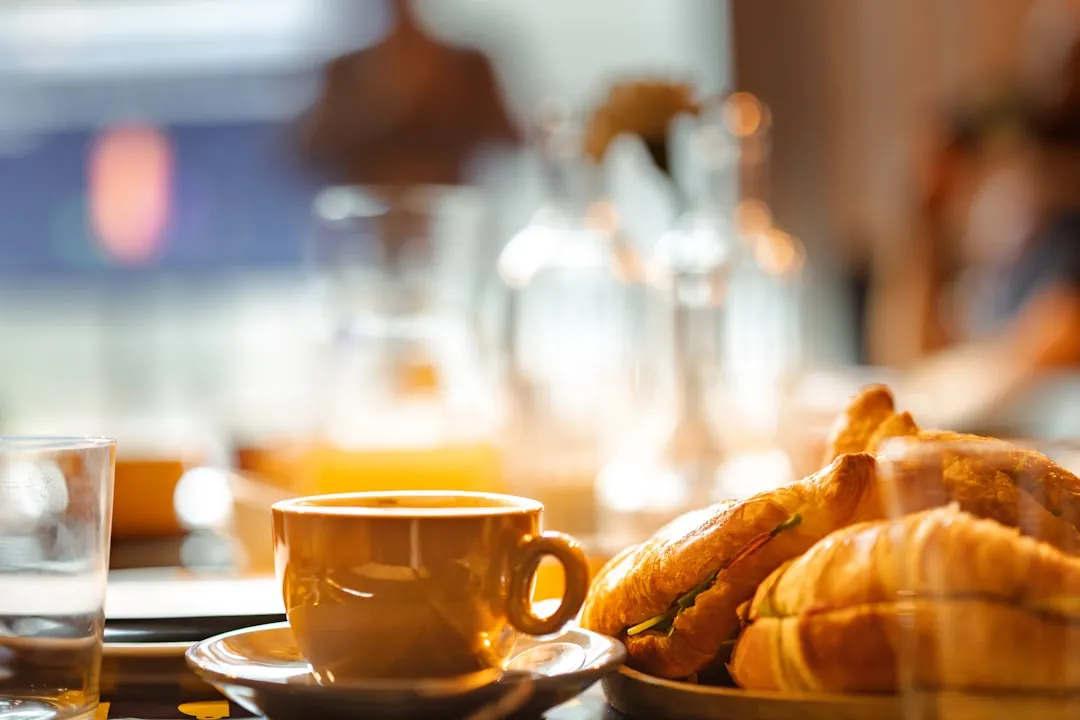 Frühstück mit Kaffee und Gebäck