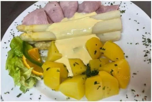 Spargelgericht mit Salzkartoffeln und Schinken